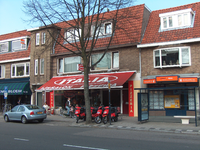 819974 Gezicht op de voorgevel van het pand Adriaen van Ostadelaan 14 (IJssalon-Pizzeria Italia ) te Utrecht.N.B. Van ...
